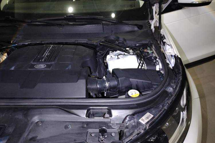 Used Land Rover Discovery 2019 3.0 SC V6 SE Engine Bay Left