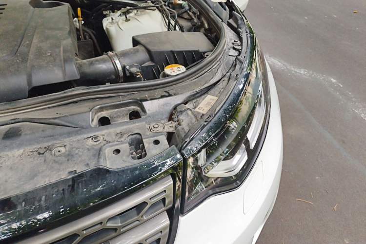 Used Land Rover Discovery 2019 2.0T SE Engine Bay Left