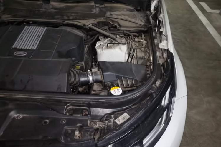 Used Land Rover Discovery 2019 3.0 SC V6 SE Engine Bay Left