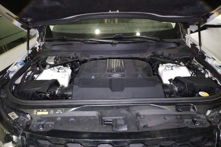 Used Land Rover Discovery 2019 3.0 SC V6 SE Engine Bay