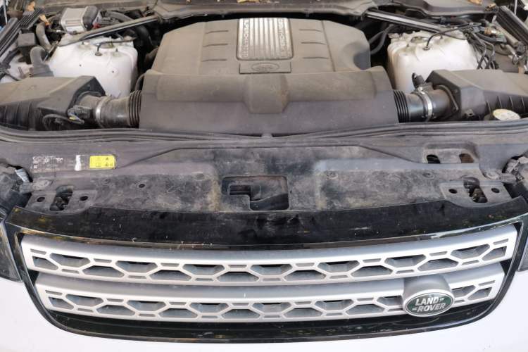 Used Land Rover Discovery 2019 3.0 SC V6 HSE Engine Bay
