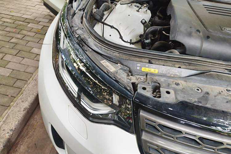 Used Land Rover Discovery 2019 2.0T SE Engine Bay Right