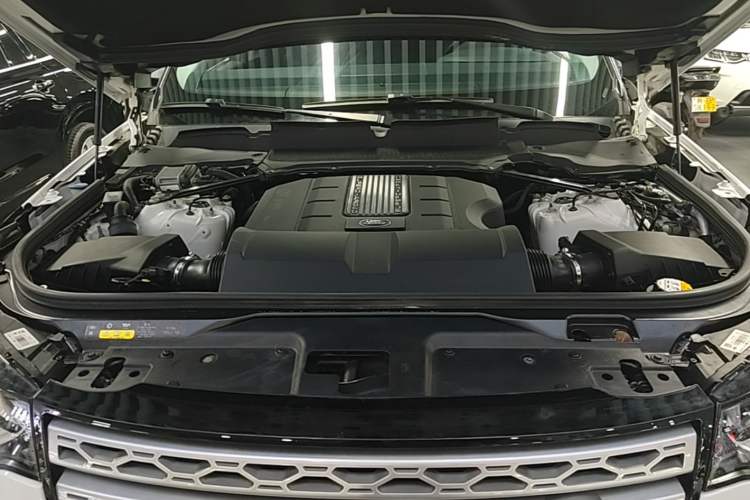 Used Land Rover Discovery 2019 3.0 SC V6 HSE Engine Bay