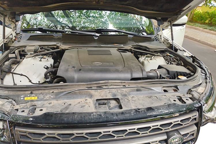 Used Land Rover Discovery 2019 2.0T SE Engine Bay