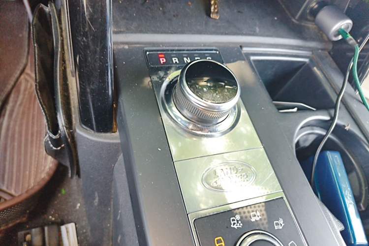 Used Land Rover Discovery 2019 3.0 SC V6 SE Gear Lever