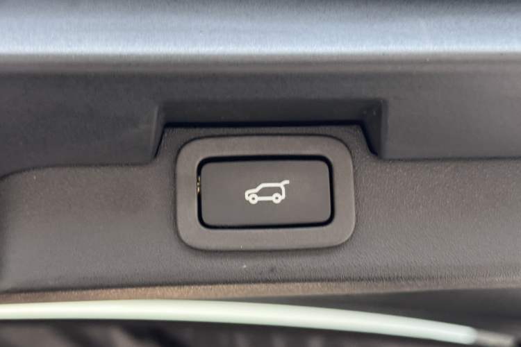Used Land Rover Discovery 2019 3.0 SC V6 SE Interior 1