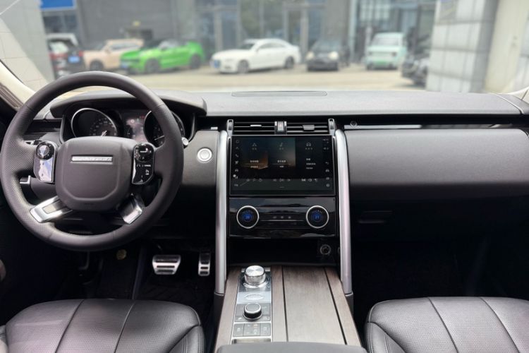 Used Land Rover Discovery 2019 3.0 SC V6 SE Interior 1