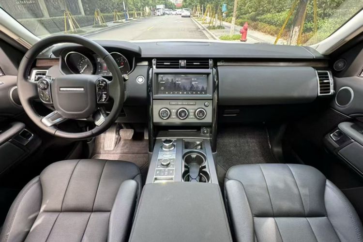 Used Land Rover Discovery 2019 3.0 SC V6 SE Interior 1