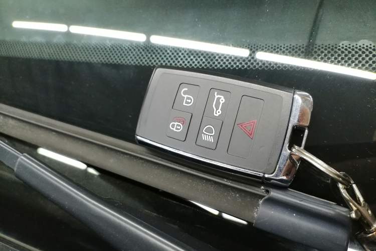 Used Land Rover Discovery 2019 3.0 SC V6 SE Interior 1