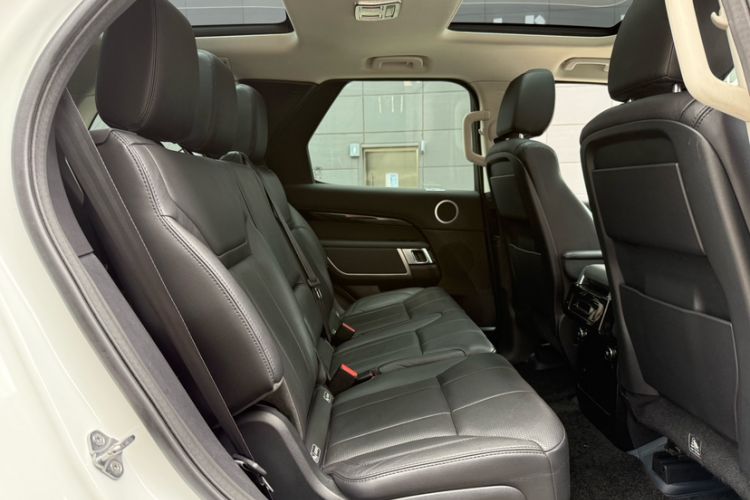 Used Land Rover Discovery 2019 3.0 SC V6 SE Interior 10