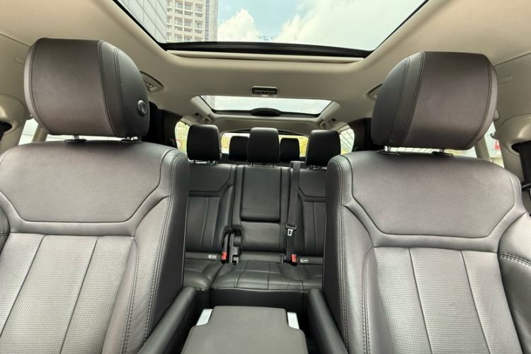 Used Land Rover Discovery 2019 3.0 SC V6 SE Interior 11