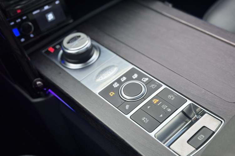 Used Land Rover Discovery 2019 3.0 SC V6 SE Interior 12