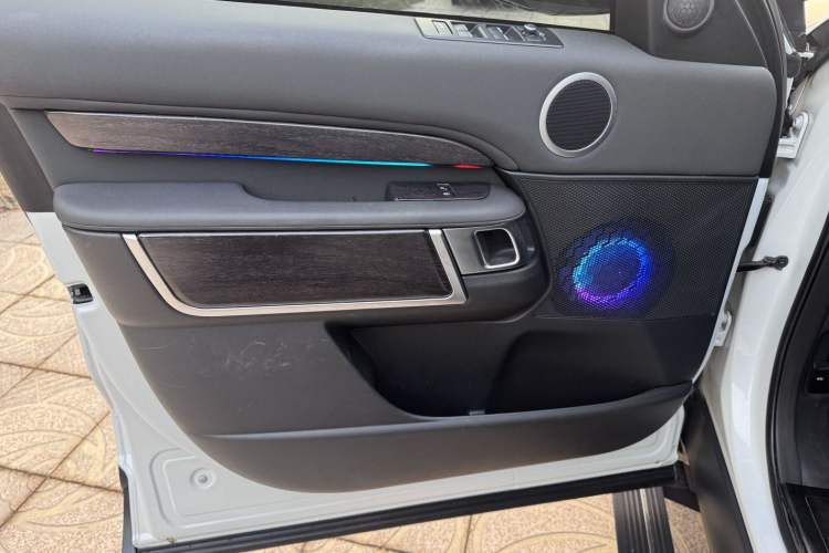 Used Land Rover Discovery 2019 3.0 SC V6 SE Interior 13