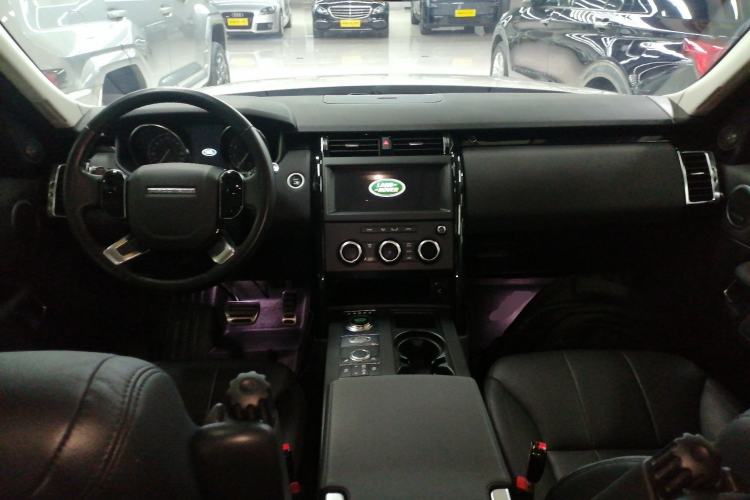 Used Land Rover Discovery 2019 3.0 SC V6 SE Interior 2