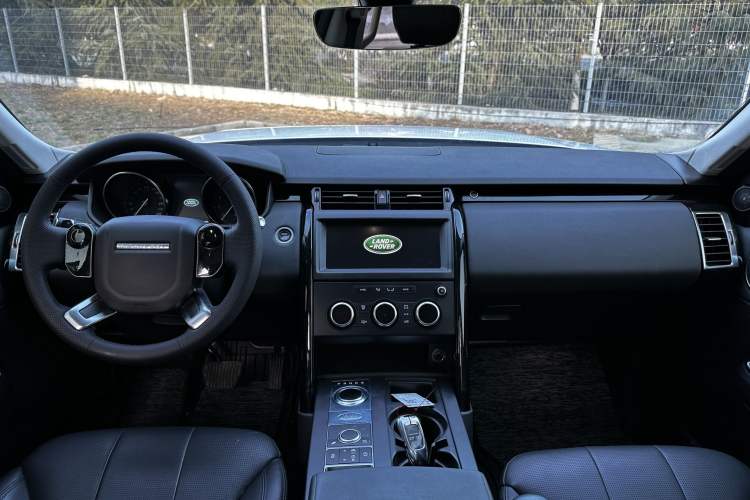 Used Land Rover Discovery 2019 3.0 SC V6 SE Interior 3