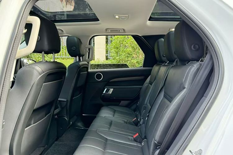 Used Land Rover Discovery 2019 3.0 SC V6 SE Interior 3