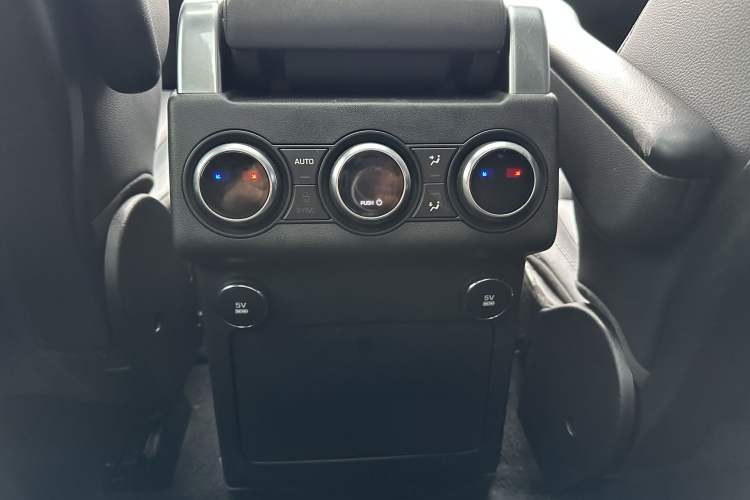 Used Land Rover Discovery 2019 3.0 SC V6 HSE Interior 4