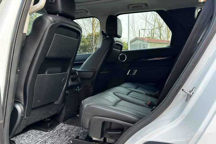 Used Land Rover Discovery 2019 3.0 SC V6 SE Interior 4