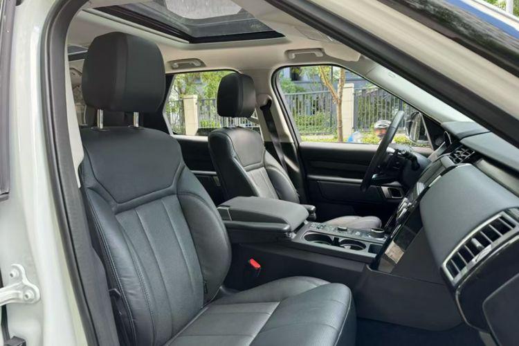 Used Land Rover Discovery 2019 3.0 SC V6 SE Interior 4