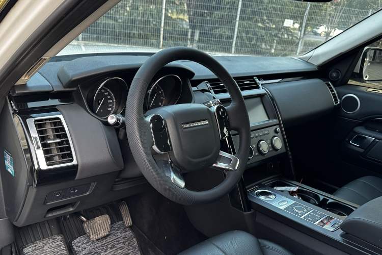 Used Land Rover Discovery 2019 3.0 SC V6 SE Interior 5