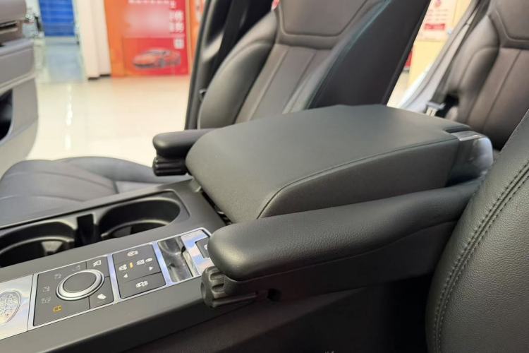 Used Land Rover Discovery 2019 3.0 SC V6 SE Interior 6