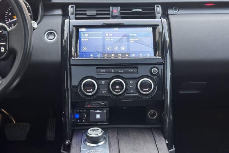 Used Land Rover Discovery 2019 3.0 SC V6 SE Interior 6