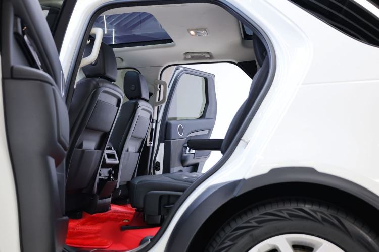 Used Land Rover Discovery 2019 3.0 SC V6 SE Interior 6