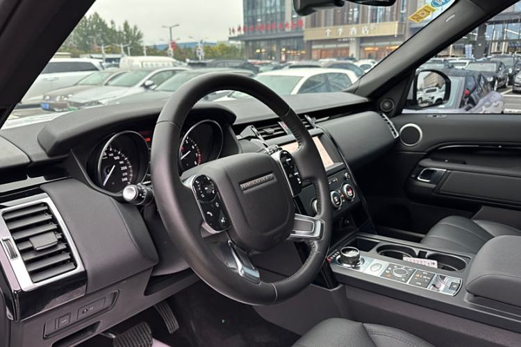 Used Land Rover Discovery 2019 3.0 SC V6 SE Interior 6