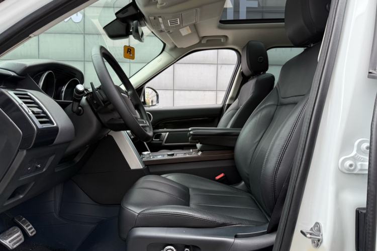 Used Land Rover Discovery 2019 3.0 SC V6 SE Interior 6