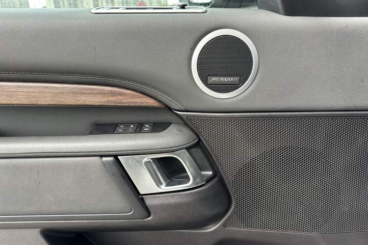 Used Land Rover Discovery 2019 3.0 SC V6 HSE Interior 7