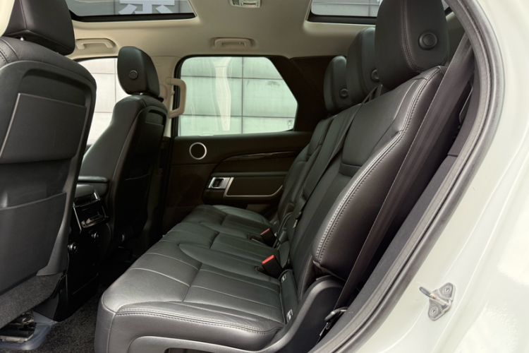 Used Land Rover Discovery 2019 3.0 SC V6 SE Interior 7