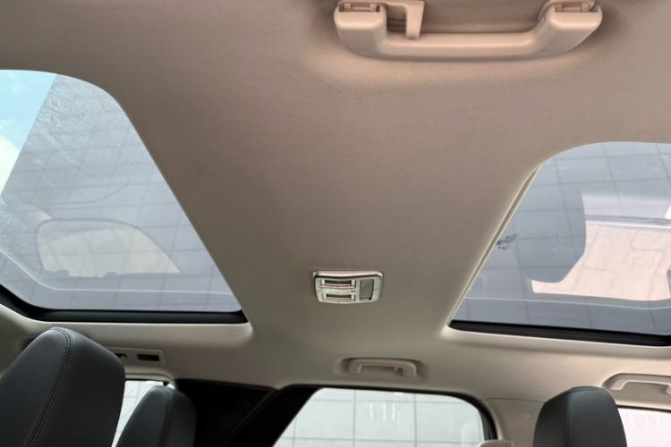Used Land Rover Discovery 2019 3.0 SC V6 SE Interior 8