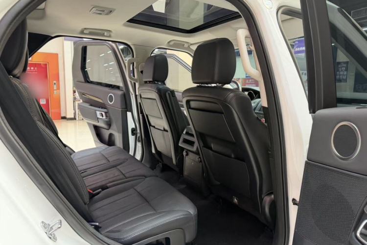 Used Land Rover Discovery 2019 3.0 SC V6 SE Interior 8