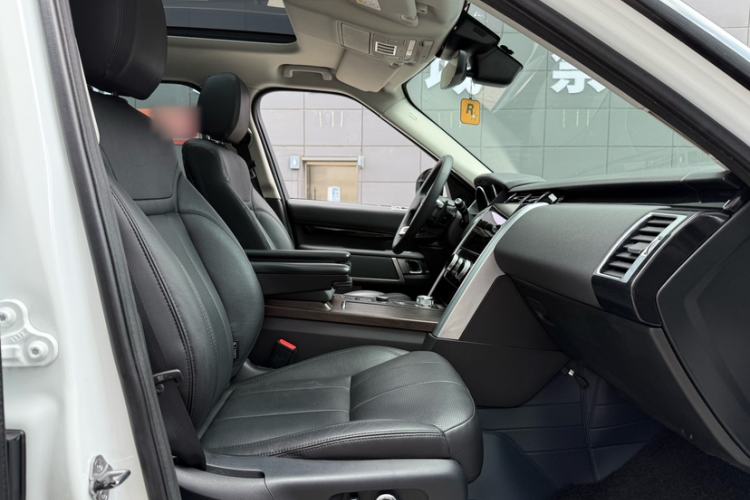 Used Land Rover Discovery 2019 3.0 SC V6 SE Interior 9
