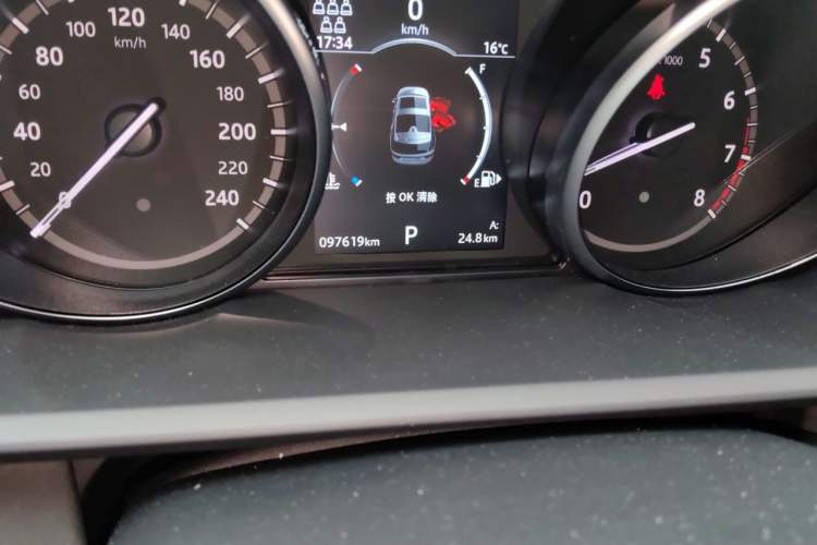 Used Land Rover Discovery 2019 3.0 SC V6 SE Odometer Close Up