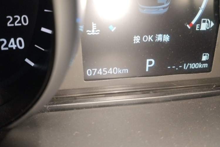 Used Land Rover Discovery 2019 3.0 SC V6 SE Odometer Close Up