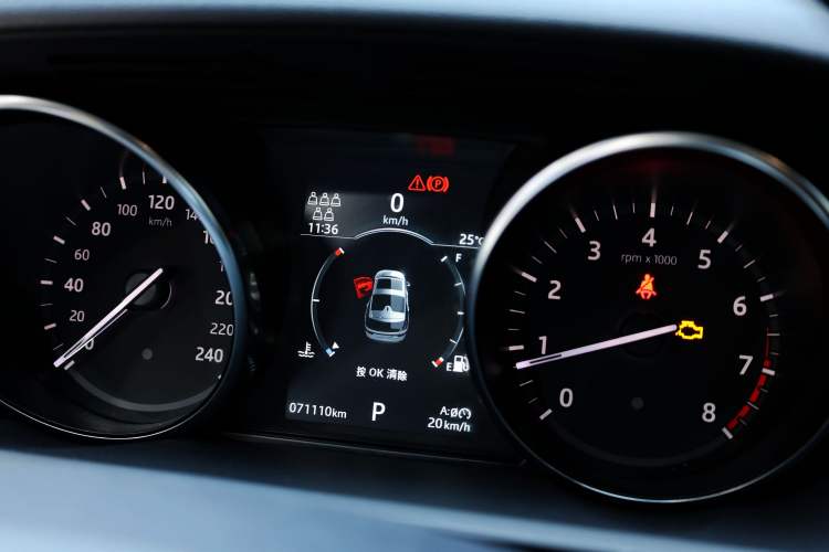 Used Land Rover Discovery 2019 3.0 SC V6 SE Odometer Close Up