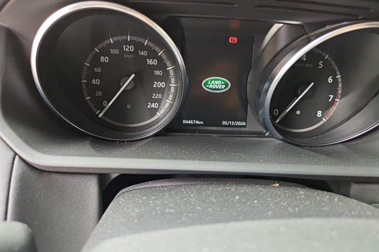 Used Land Rover Discovery 2019 3.0 SC V6 SE Odometer Close Up