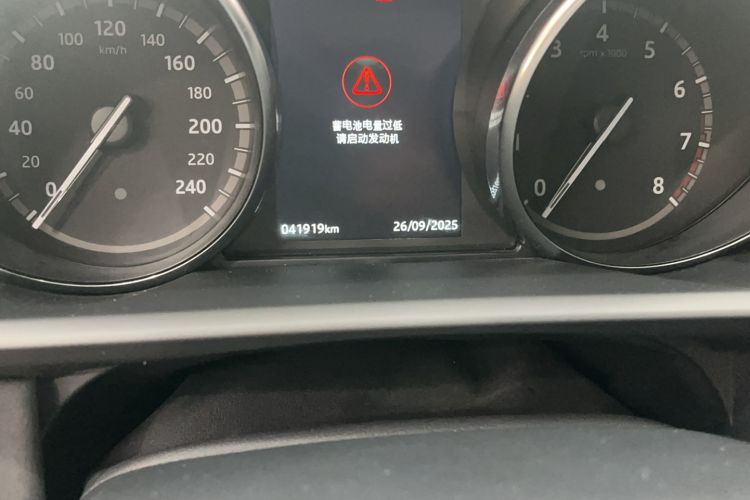 Used Land Rover Discovery 2019 3.0 SC V6 SE Odometer Close Up