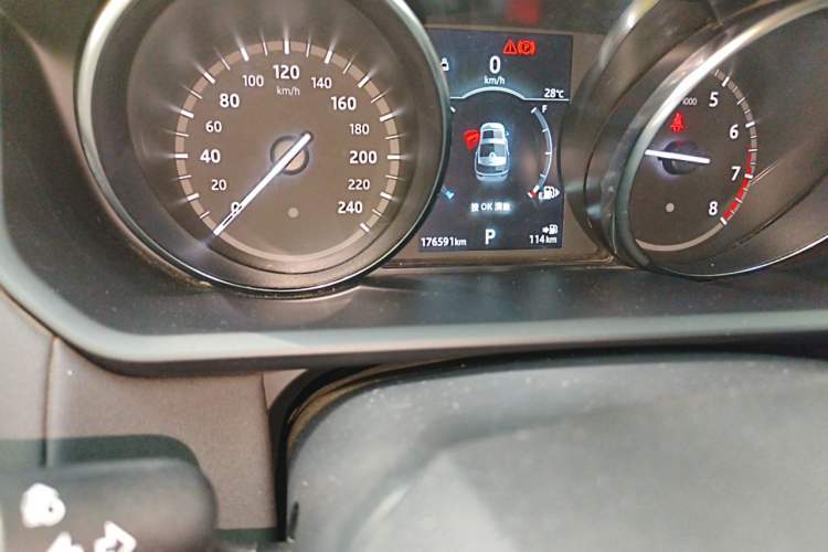 Used Land Rover Discovery 2019 2.0T SE Odometer Close Up
