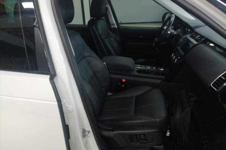 Used Land Rover Discovery 2019 3.0 SC V6 SE Right Front Seat