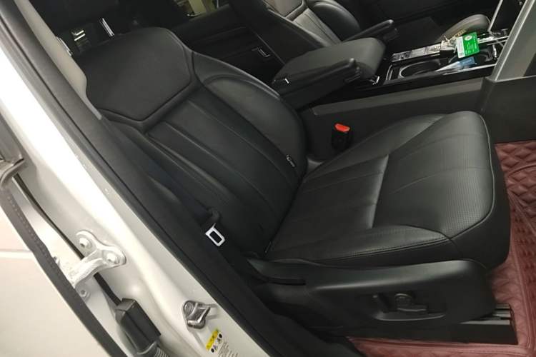 Used Land Rover Discovery 2019 3.0 SC V6 HSE Right Front Seat
