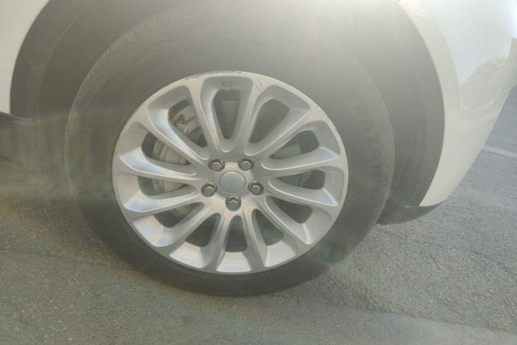 Used Land Rover Discovery 2019 3.0 SC V6 SE Right Front Wheel Hub