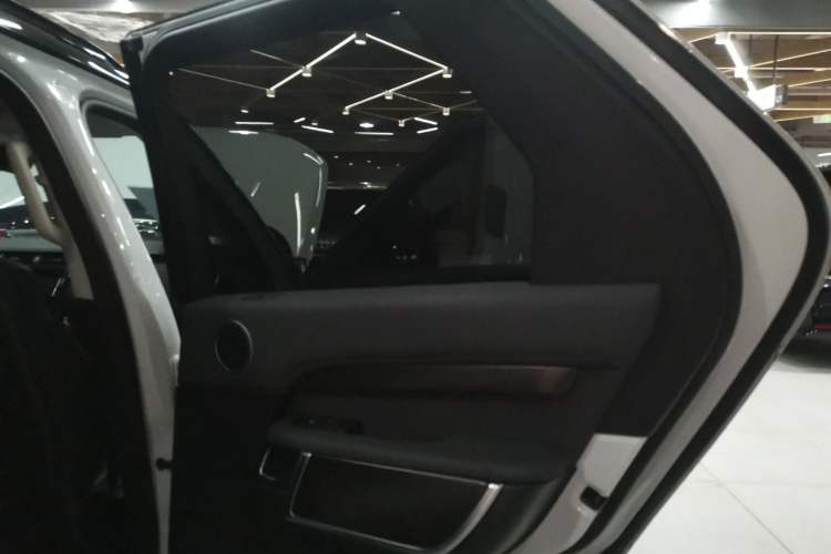 Used Land Rover Discovery 2019 3.0 SC V6 SE Right Rear Door Interior