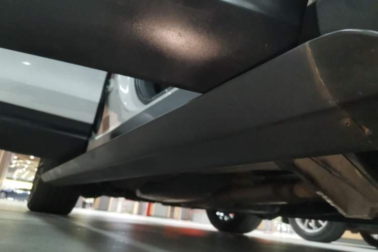 Used Land Rover Discovery 2019 3.0 SC V6 SE Right Side Sill
