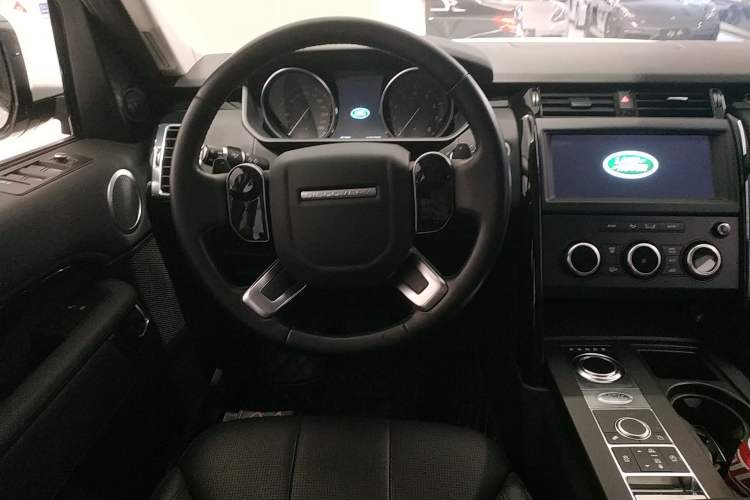 Used Land Rover Discovery 2019 3.0 SC V6 SE Steering Wheel