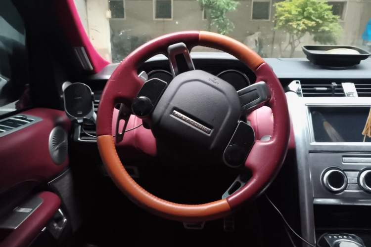 Used Land Rover Discovery 2019 3.0 SC V6 SE Steering Wheel