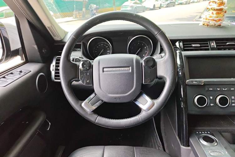 Used Land Rover Discovery 2019 3.0 SC V6 SE Steering Wheel