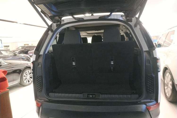 Used Land Rover Discovery 2019 3.0 SC V6 SE Trunk