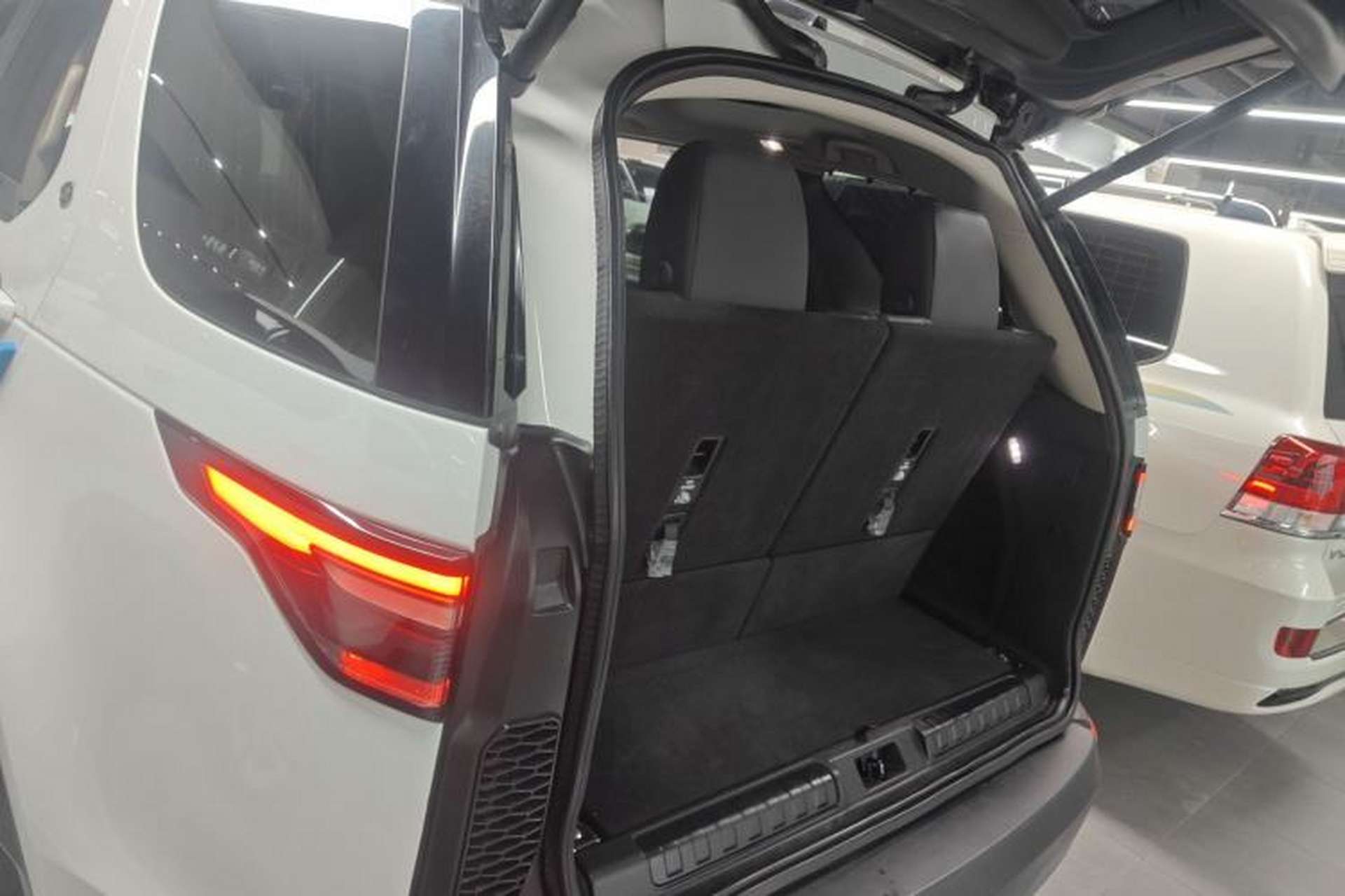 Used Land Rover Discovery 2019 3.0 SC V6 SE Trunk
